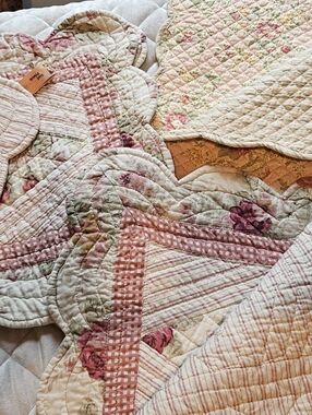 ​Laura Ashley Lifestyles Scalloped Set of 6 Reversible Quilted Placemats
